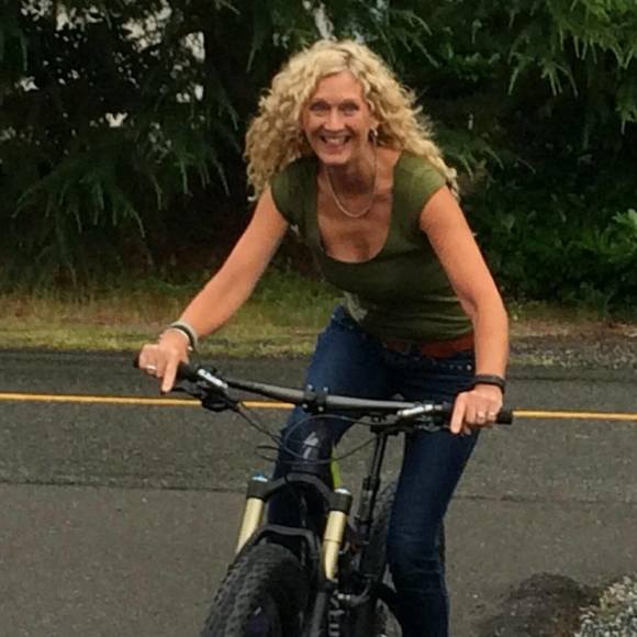 Meet your Posher, Sandy - Picture 1 of 1